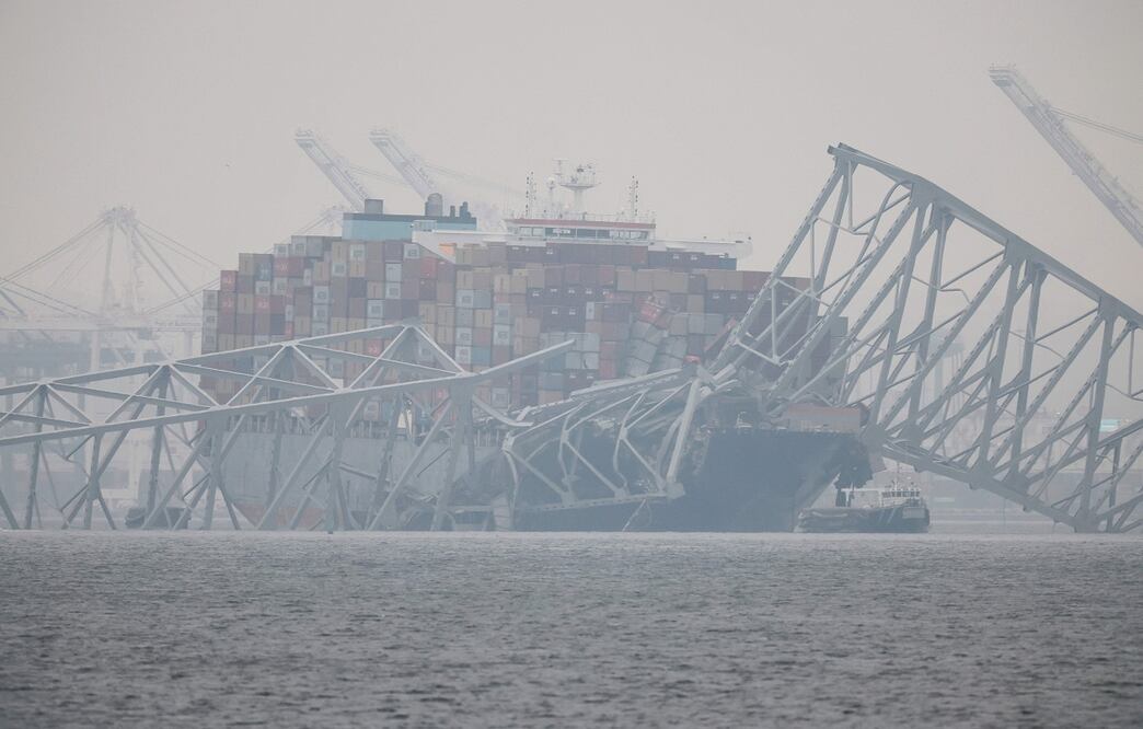 El buque de carga Dali se encuentra en el agua envuelto en la lluvia tras chocar y colapsar el puente Francis Scott Key de Baltimore a principios de esta semana, en Baltimore, Maryland. FOTO: AFP
