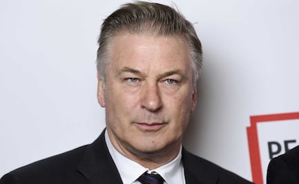 Alec Baldwin contrata a exfiscal para enfrentar demandas por matar a directora de fotografía