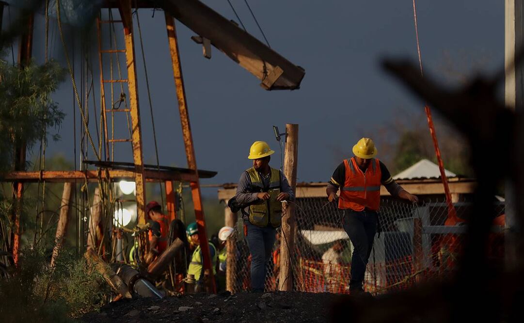 Técnicos mexicanos trabajan para el rescate de mineros en Coahuila. Foto: EFE