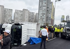 ¡A centímetros de la muerte! Chofer evita que 19 trabajadores caigan del Periférico