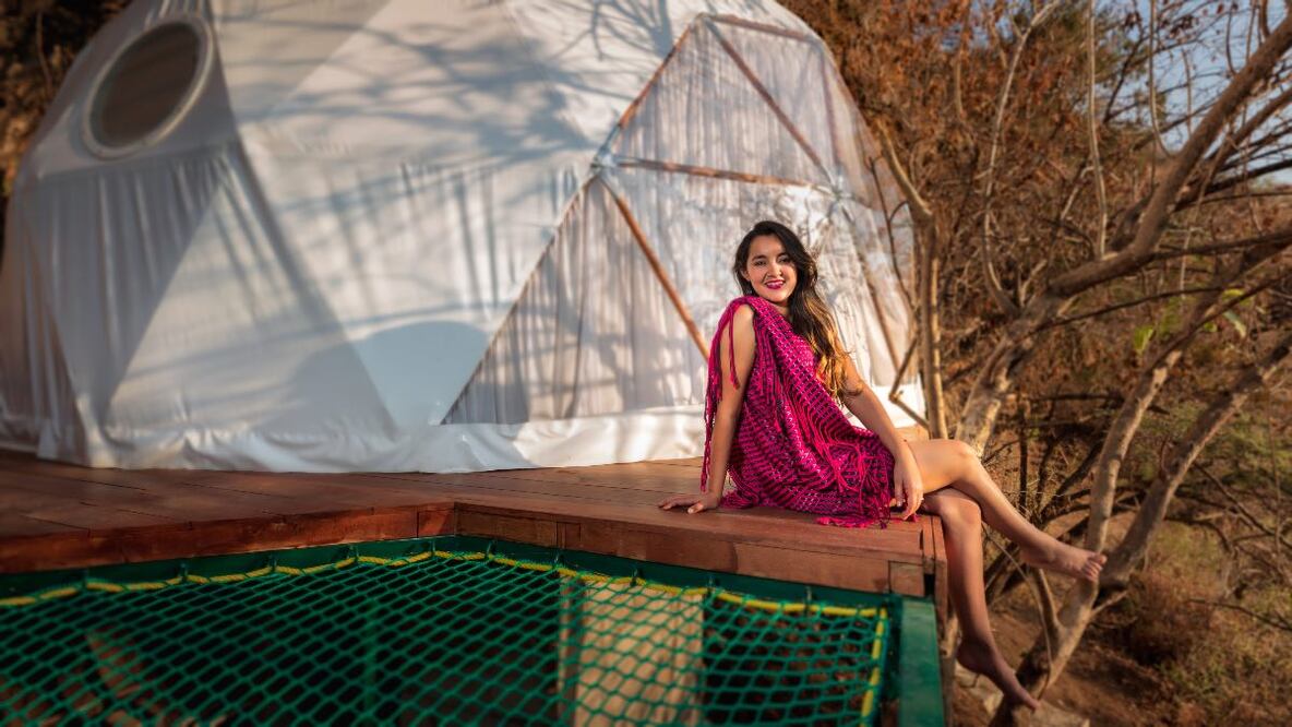 En plena pandemia abrió un glamping de domos geodésicos. Foto: Omar Reyes
