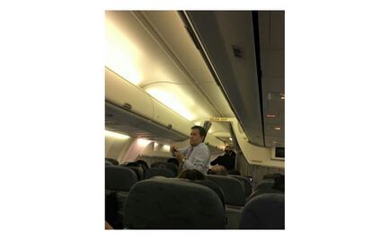 Captan a Ildefonso Guajardo viajando en clase turista