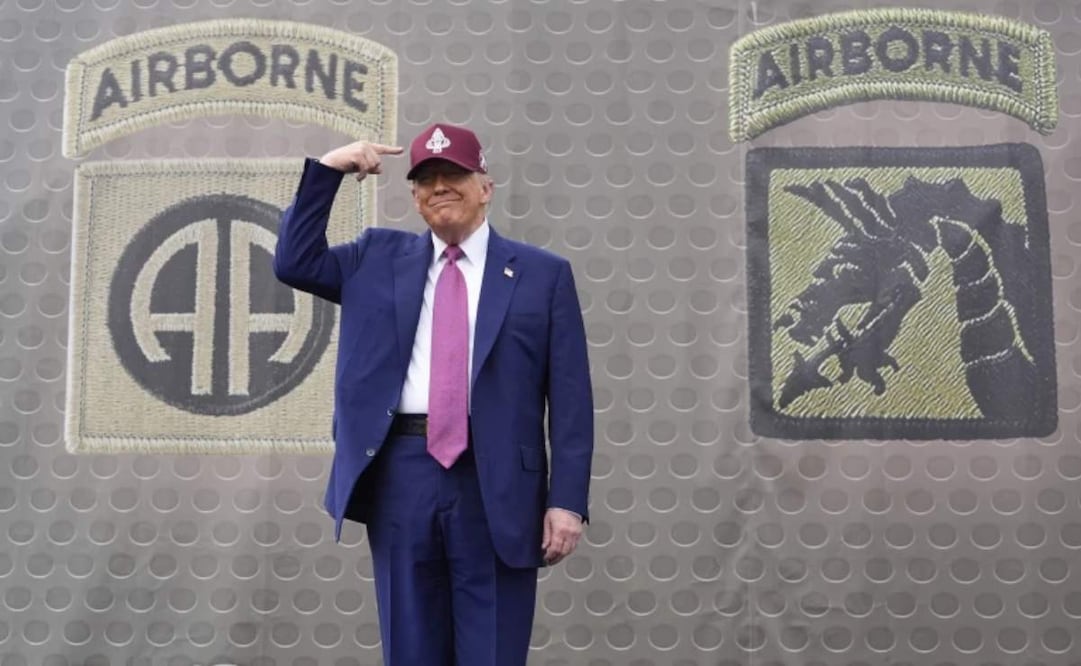 El presidente estadounidense Donald Trump señala una gorra del Ejército durante un evento en Fort Bragg, Carolina del Norte, el martes 10 de junio de 2025. Foto: AP