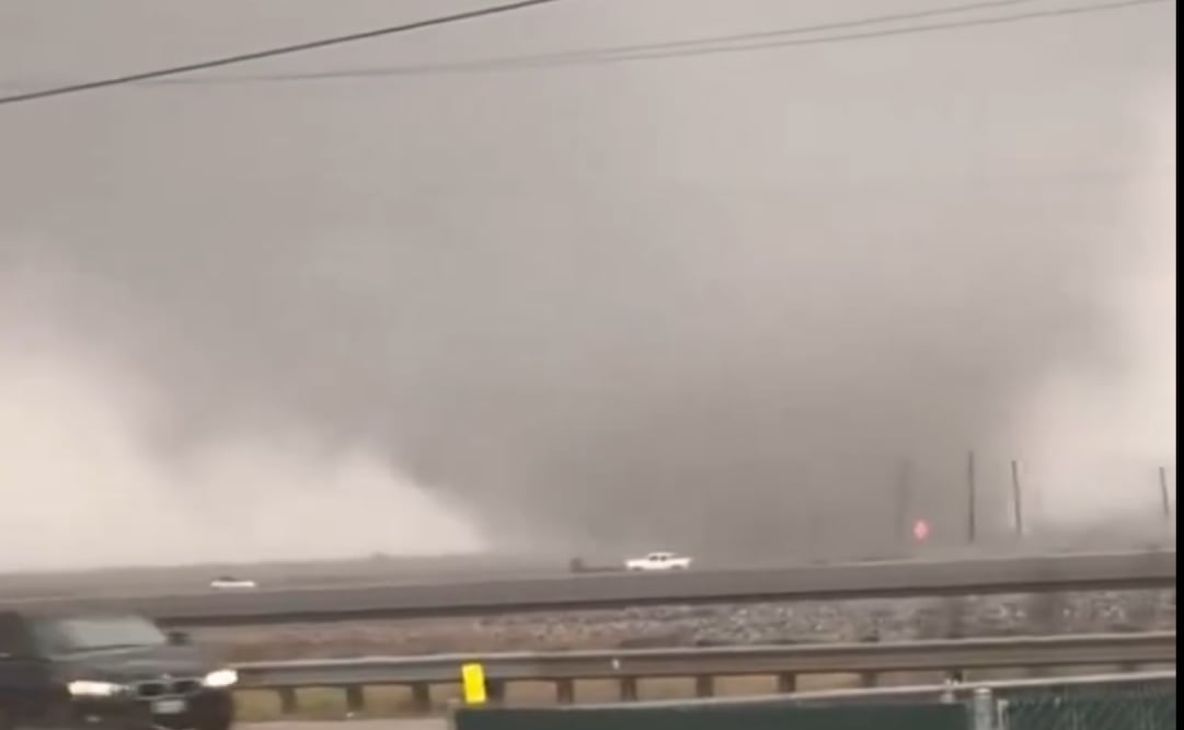 Autoridades investigan un posible tornado que tocó tierra esta tarde en Texas. (26/12/24) Foto: Captura de pantalla
