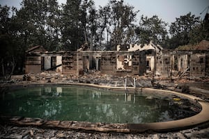 Incendio en Girona, Francia, deja 75 bomberos heridos y 240 casas destruidas; fuego obliga a realizar 220 mil desalojos