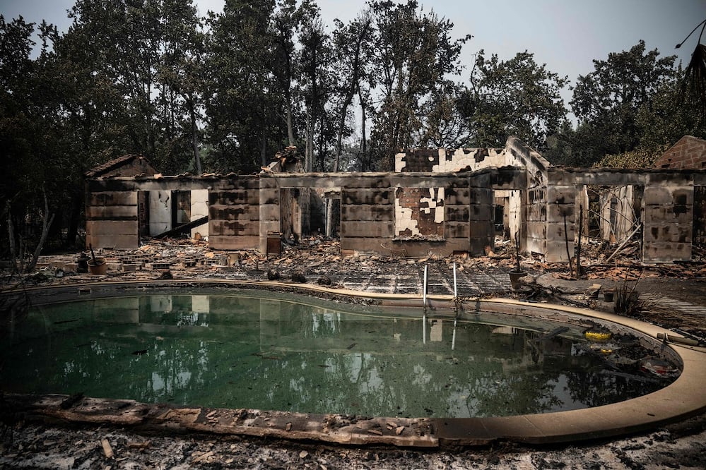 Una vivienda quemada, tras el incendio en Le Porge, en el departamento de Gironda, en Francia. FOTO: JULIEN DE ROSA. AFP