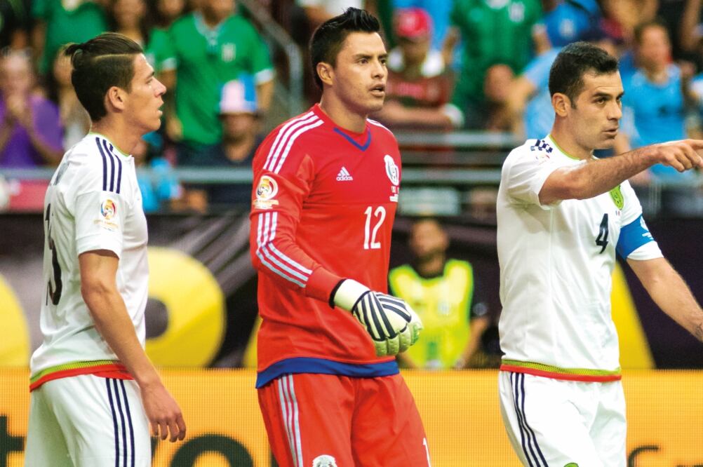 Alfredo tuvo buenas atajadas ante la Celeste, pero aceptó un gol (IMAGO7)