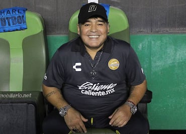 Rivales hacen fila para foto con Maradona