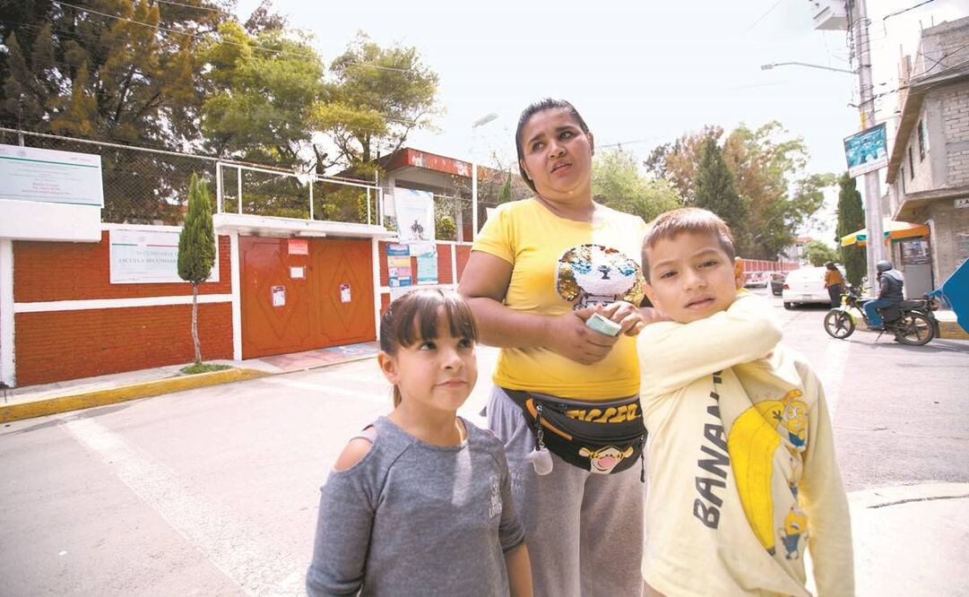 La Secundaria Técnica No. 80 se encuentra cerrada y un cartel indica que se suspenden actividades hasta nuevo aviso. Jazmín, una vecina, comentó que hay temor pero los niños ya quieren regresar a la escuela. Foto: Germán Espinosa/ El Universal.