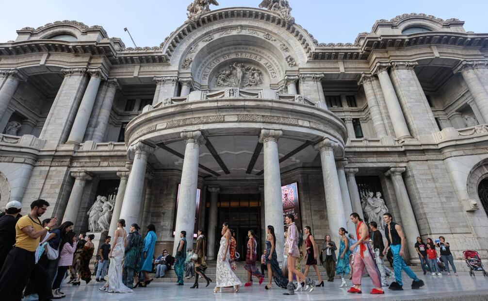 Pasarela de moda de la diseñadora de moda Gabrielle Venguer en la explanada del Palacio de Bellas Artes 8 de febrero. Foto: Gabriel Pano / EL UNIVERSAL