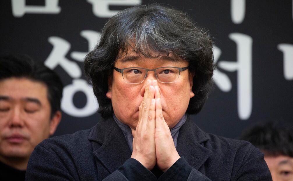 -FOTODELDIA- Seúl (Corea del Sur), 12/01/2024.- El director surcoreano Bong Joon-ho junto con otras personalidades de la cultura durante una rueda de prensa para solicitar que se abra una investigación por la muerte del actor Lee Sun-kyun. Foto. EFE