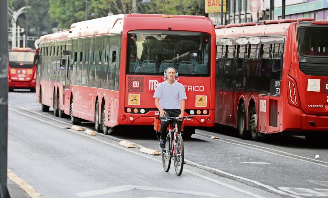 En la CDMX es frecuente observar casos en los que circulan sobre las banquetas, en sentido contrario y sin casco. Foto: Valente Rosas | El Universal