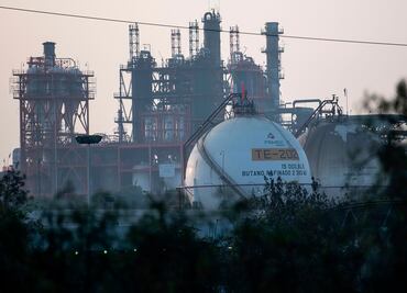 Pemex redujo 87 mil barriles diarios en mayo, 5.11% menos que en abril