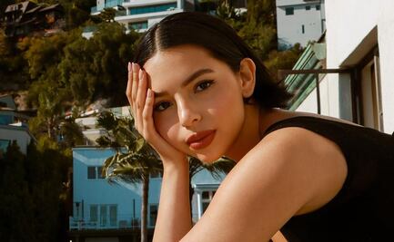 Ángela Aguilar viste jeans de cintura alta con hermoso body rojo