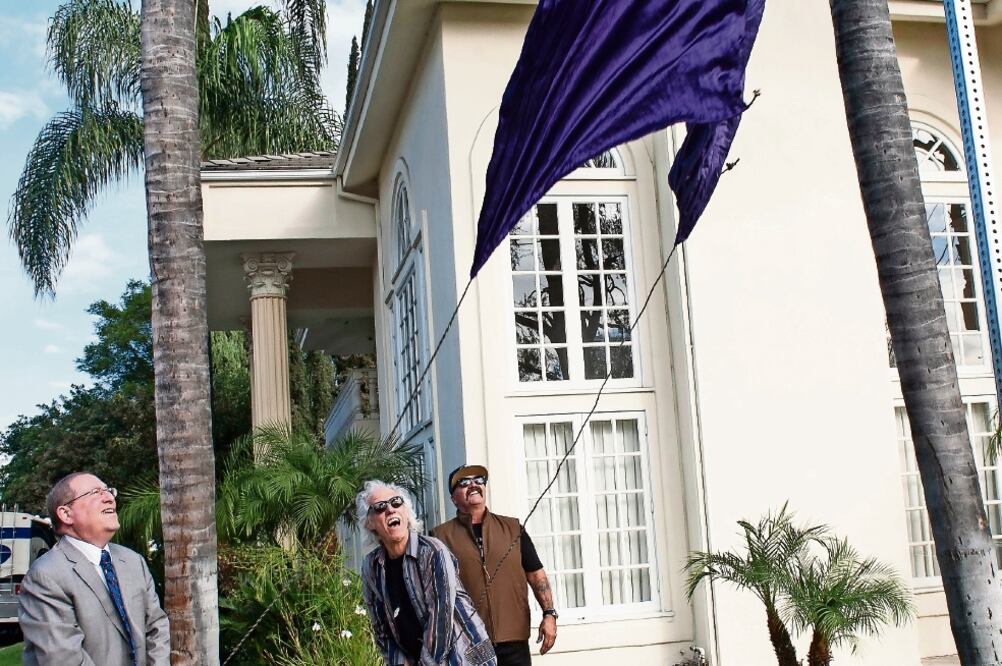 El consejero del ayuntamiento de Los Angeles con Densmore. (ED CRISOSTOMO/LA DAILY NEWS VÍA AP)