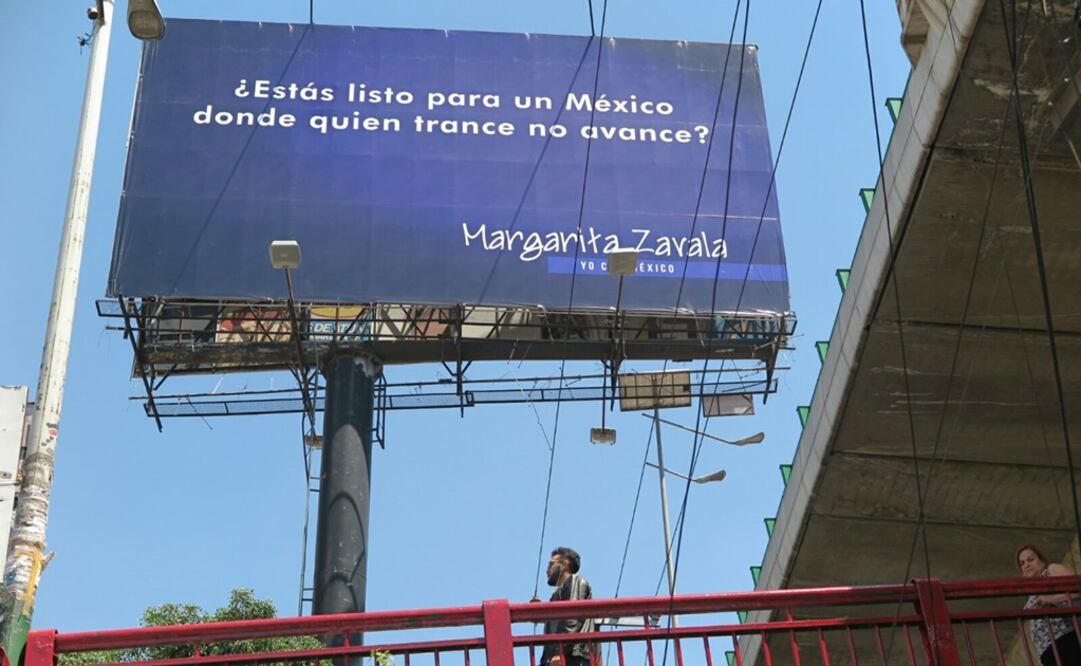 Este sábado, permanecieron los espectaculares con el error ortográfico. /Luis Cortés - EL UNIVERSAL