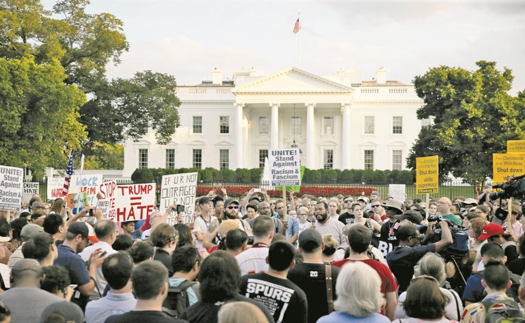 People gather for a vigil in response to the death of a counter-demonstrator at the "Unite the Right" rally in Charlottesville, outside the White House in Washington - Photo:Jonathan Ernst/REUTERS