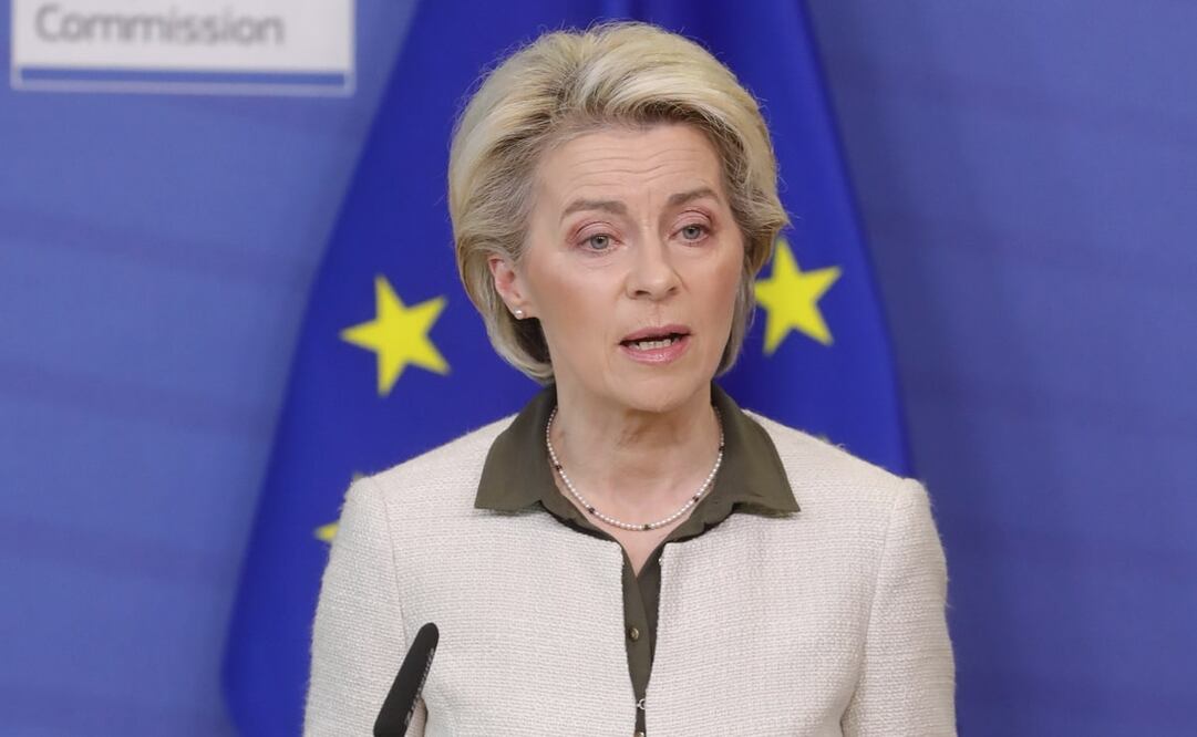 La presidenta de la Comisión Europea, Ursula von der Leyen, pronuncia un comunicado de prensa en la sede de la UE en Bruselas. Foto: AP