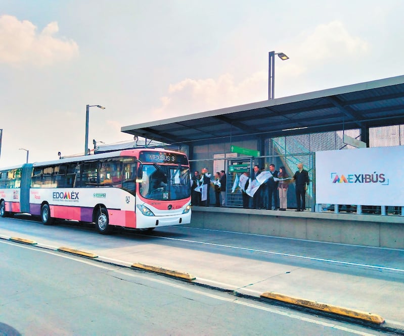 Autoridades mexiquenses, entre ellas el gobernador Alfredo del Mazo Maza, dieron el banderazo de salida a las nuevas unidades de Transporte Rosa. ESPECIAL