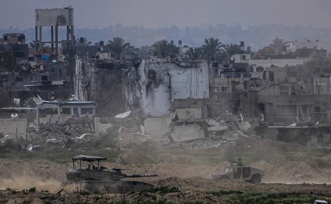 Soldados israelíes operan en la Franja de Gaza, vistos desde el sur de Israel, el 13 de febrero de 2024. Foto: AP