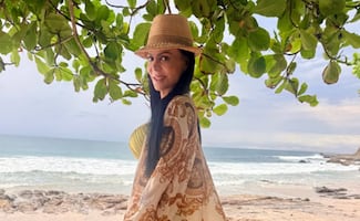 Maribel Guardia presume abdomen de acero en bikini amarillo y sorprende a sus seguidores a los 67 años