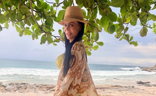 Maribel Guardia presume abdomen de acero en bikini amarillo y sorprende a sus seguidores a los 67 años