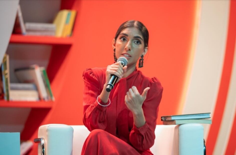 Rupi Kaur, el fenómeno de la poesía en Instagram que hace tours mundiales como si fuera cantante pop