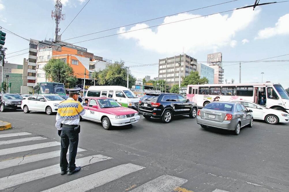 Los embotellamientos, sobre todo en los semáforos, se presentan a lo largo de la avenida, la cual es todo un reto cruzar para los peatones (CALOS MEJÍA. EL UNIVERSAL)