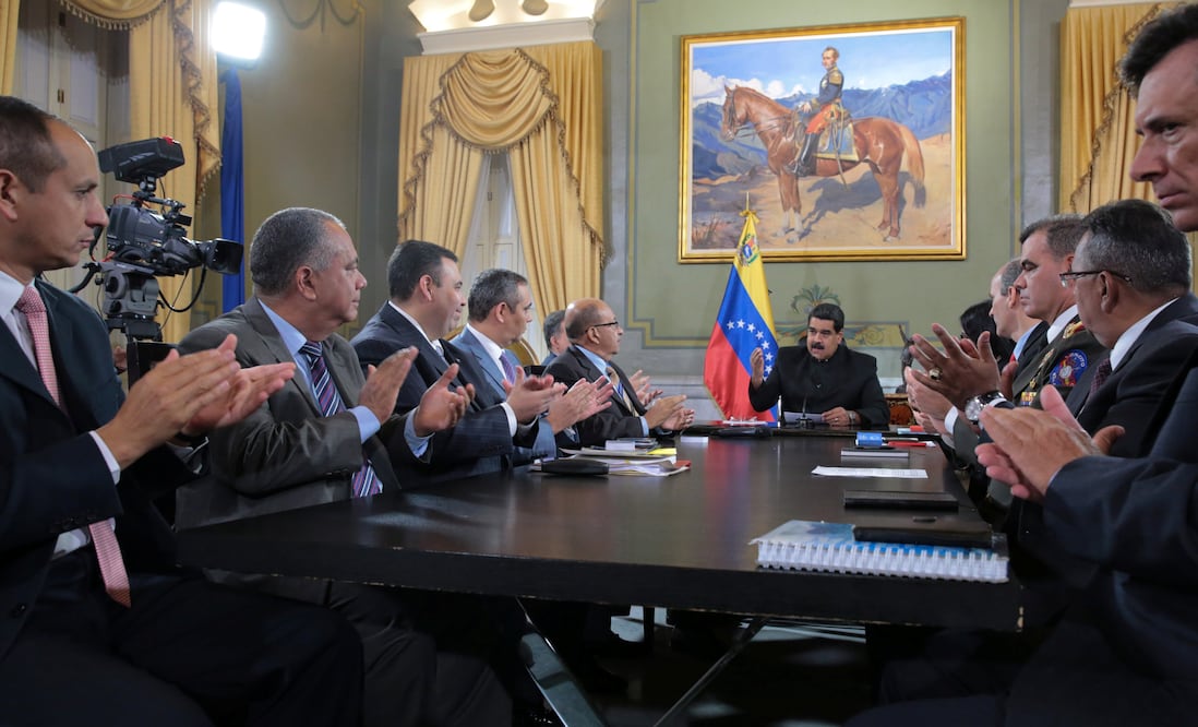 El presidente Nicolás Maduro durante una reunión con ministros venezolanos. (Reuters)