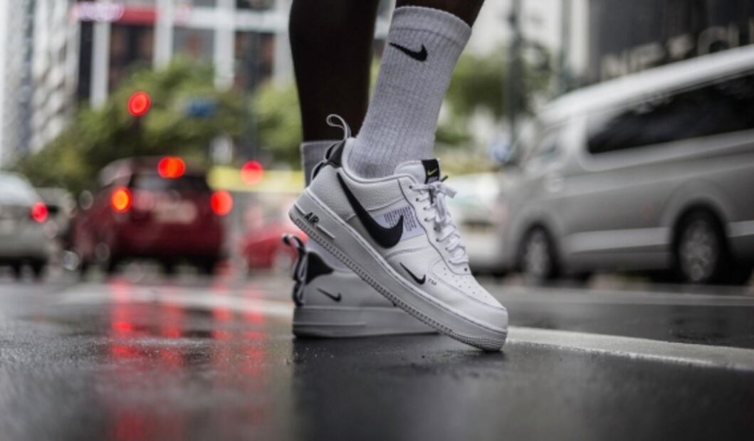 Errores que debes evitar al usar sneakers en tus outfits