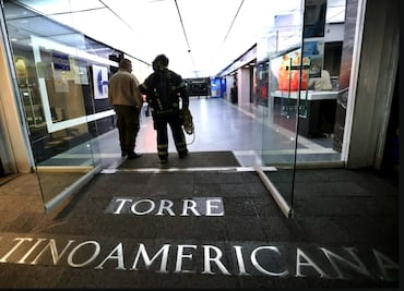 FOTOS: Rescatan a 12 personas atrapadas en elevador de la Torre Latinoamericana