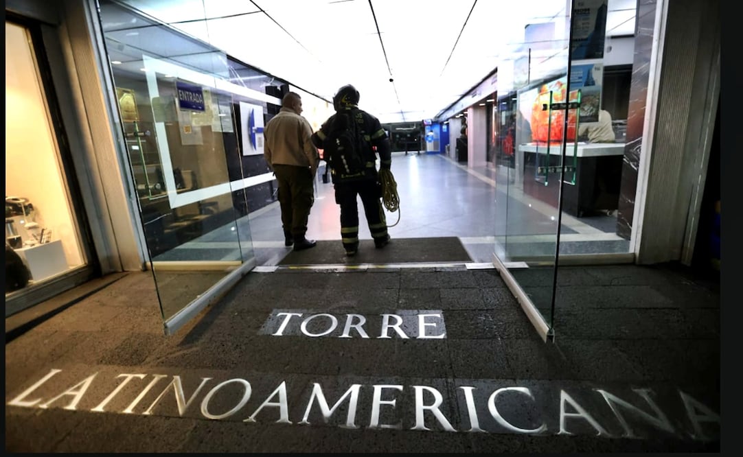 Servicios de emergencia acudieron a la Torre Latinoamericana, en la Ciudad de México, para rescatar a 12 personas que quedaron atrapadas en un elevador, el 30 de mayo de 2025. Foto: Francisco Rodríguez/EL UNIVERSAL