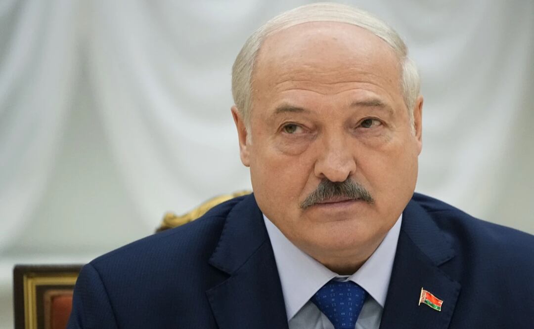 El presidente bielorruso Alexander Lukashenko escucha, durante su reunión con corresponsales extranjeros, en Minsk, Bielorrusia, el jueves 6 de julio de 2023. Foto: AP