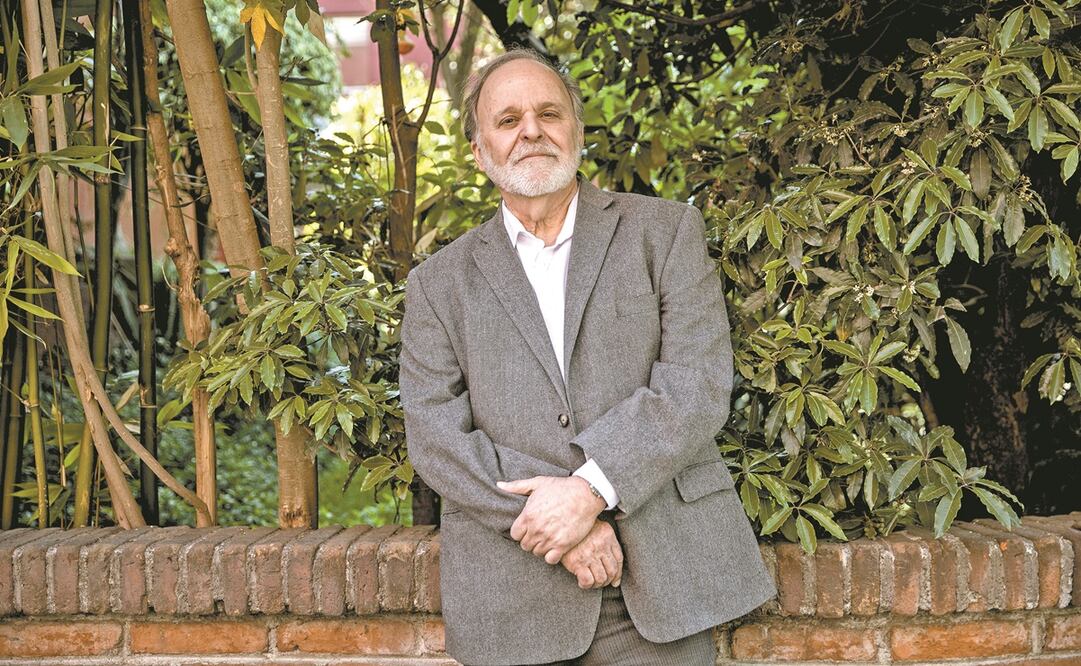 El doctor en Física nuclear, Alejandro Frank, destaca el proceso de digitalización de los títulos que ha publicado El Colegio Nacional. Foto: Germán Espinosa. EL UNIVERSAL