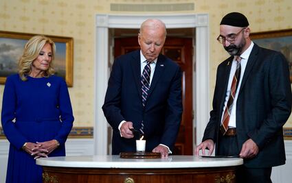 Biden enciende vela junto a un rabino para conmemorar el aniversario del 7 de octubre