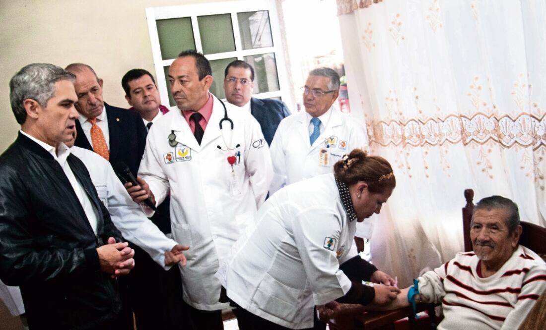 Uno de los logros del jefe de Gobierno capitalino, Miguel Ángel Mancera, es haber consolidado como ley el programa El Médico en tu Casa (ARCHIVO EL UNIVERSAL)