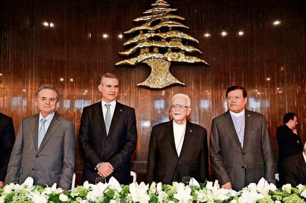 Pedro Joaquín Codwell, titular de Energía; Alejandro Maffuz Aziz, presidente del Consejo Directivo del Centro Libanés; Antonio Chedraoui, arzobispo de la Iglesia católica ortodoxa de Antioquía, y el cardenal Norberto Rivera, en la comida (LUIS CORTÉS)