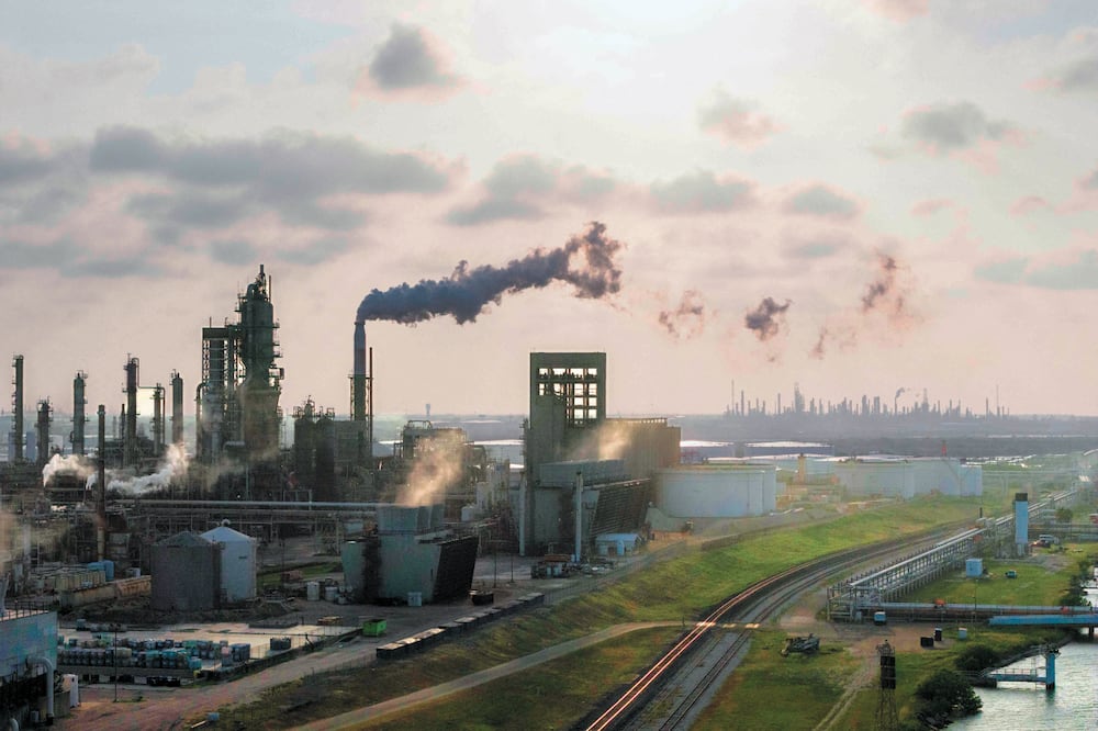 La mayor demanda de crudo pesado en refinerías de la zona del golfo de México elevan la mezcla mexicana, explican. Foto: Brandon Bell / AFP