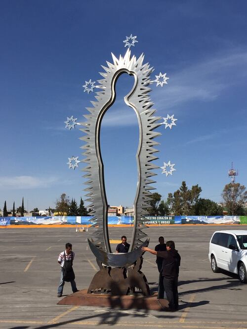 En el predio El Ballisco fue llevada una escultura metálica de la Virgen de Guadalupe para que sea bendecida (Foto: Especial)