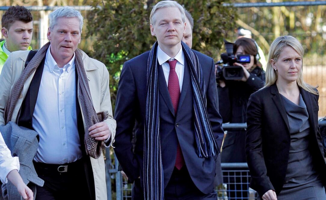 Julian Assange, (al centro) deja al islandés Kristinn Hrafnsson, (derecha) como editor en jefe de WikiLeaks. (Foto: EFE)