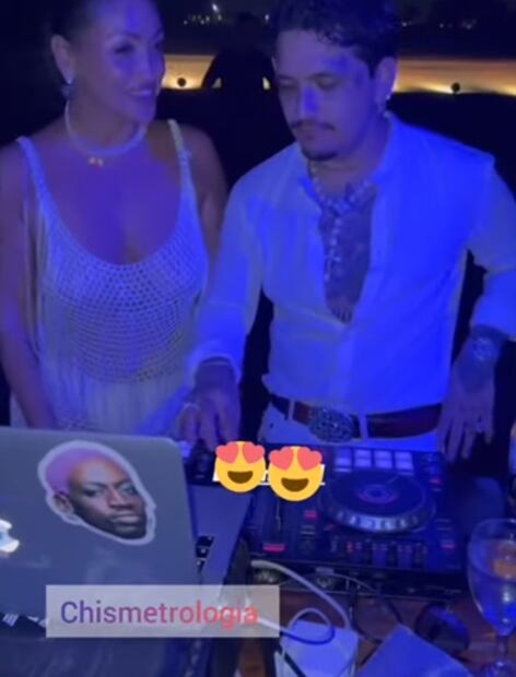 El cantante mostró sus dotes de DJ. Foto:  captura de pantalla