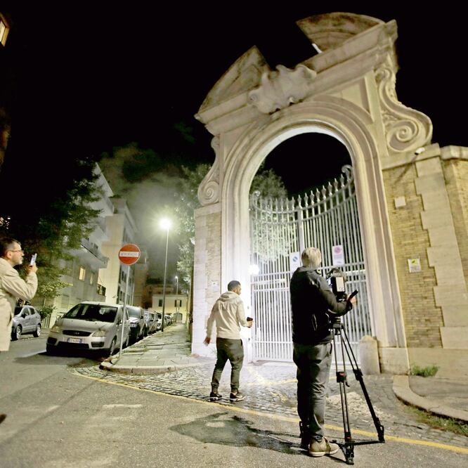Reporteros graban la entrada de la nunciatura del Vaticano en Roma, donde fueron encontrados restos óseos durante unos trabajos de renovación. (ALESSANDRA TARANTINO. AP)