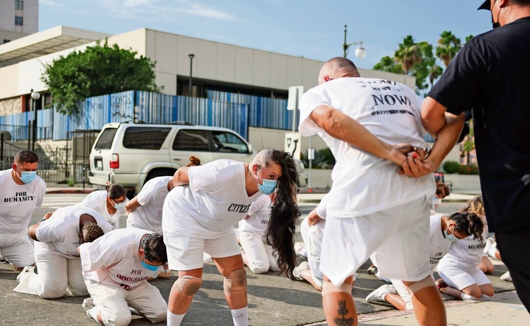 Manifestantes participan en una protesta contra la política de deportaciones de Trump, en Los Ángeles. Foto: EFE