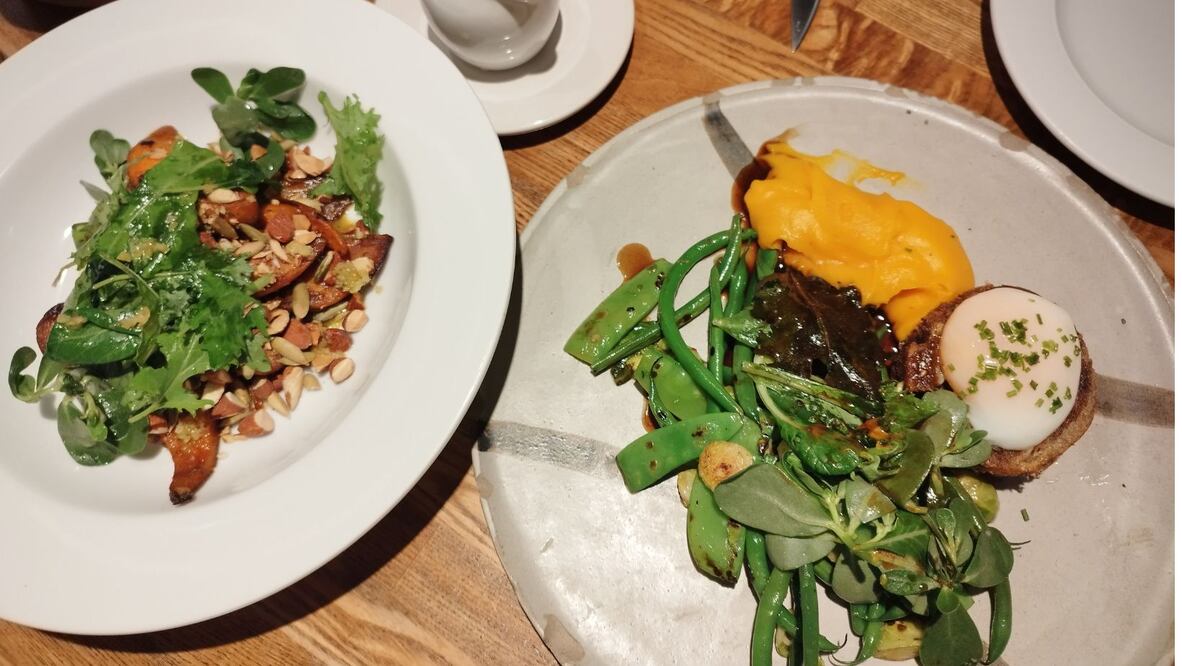 Camotes asados y quijada de cerdo.