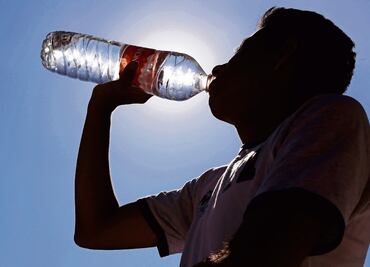 Ola de calor: Consumo de agua embotellada incrementa la contaminación