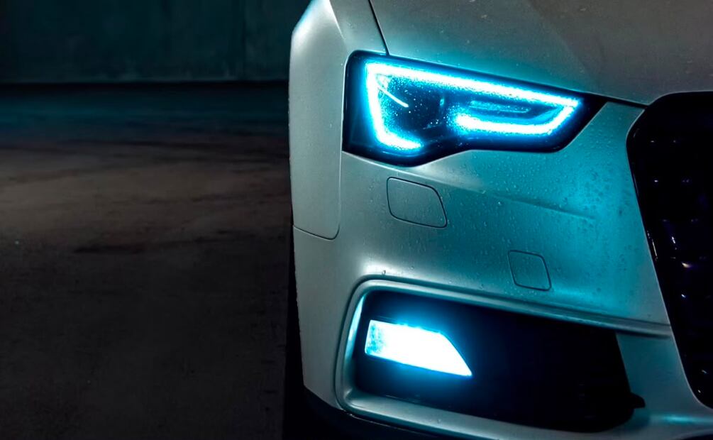 El Reglamento de Tránsito de la CDMX prohíbe algunos accesorios y modificaciones en un auto, incluyendo luces neones. Foto: Unsplash