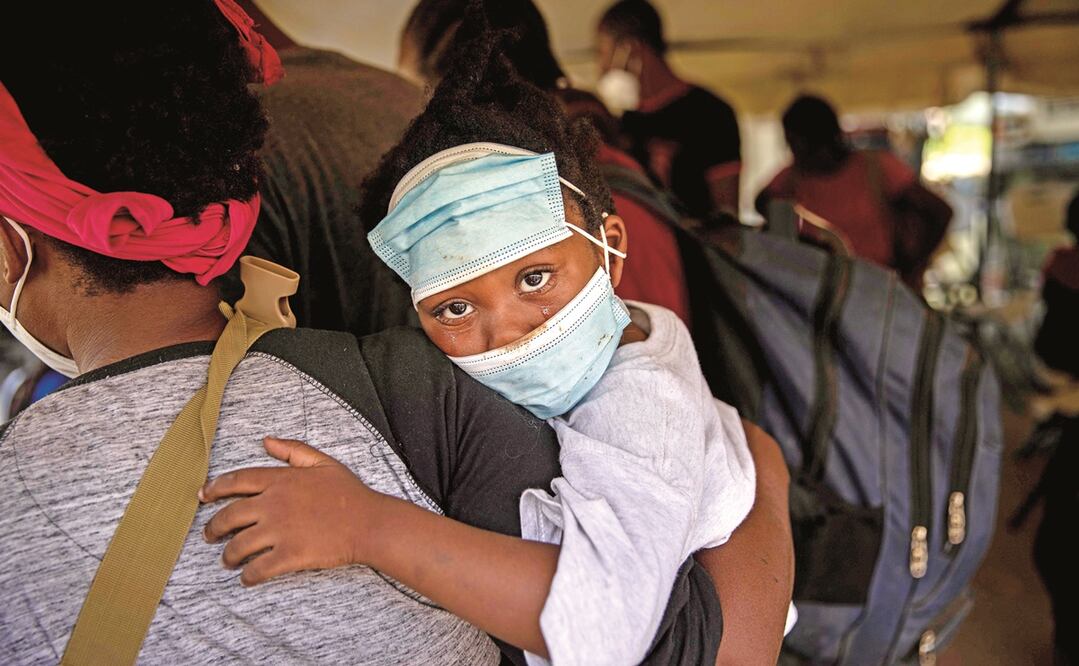 Migrantes haitianos y de otros países en Necoclí, un puerto del norte de Colombia, a la espera de poder iniciar su viaje a México y Estados Unidos. Foto: Rodrigo ABD. AP