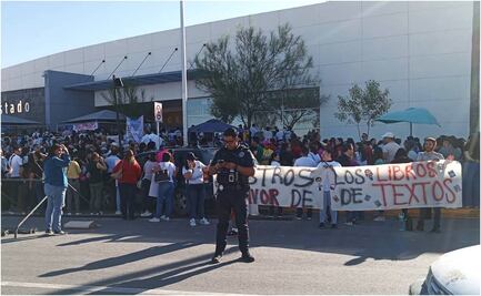 Maestros marchan para que les entreguen los nuevos libros de texto gratuitos en Chihuahua