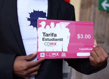 Universitarios reciben tarjetas de descuento para el Metro