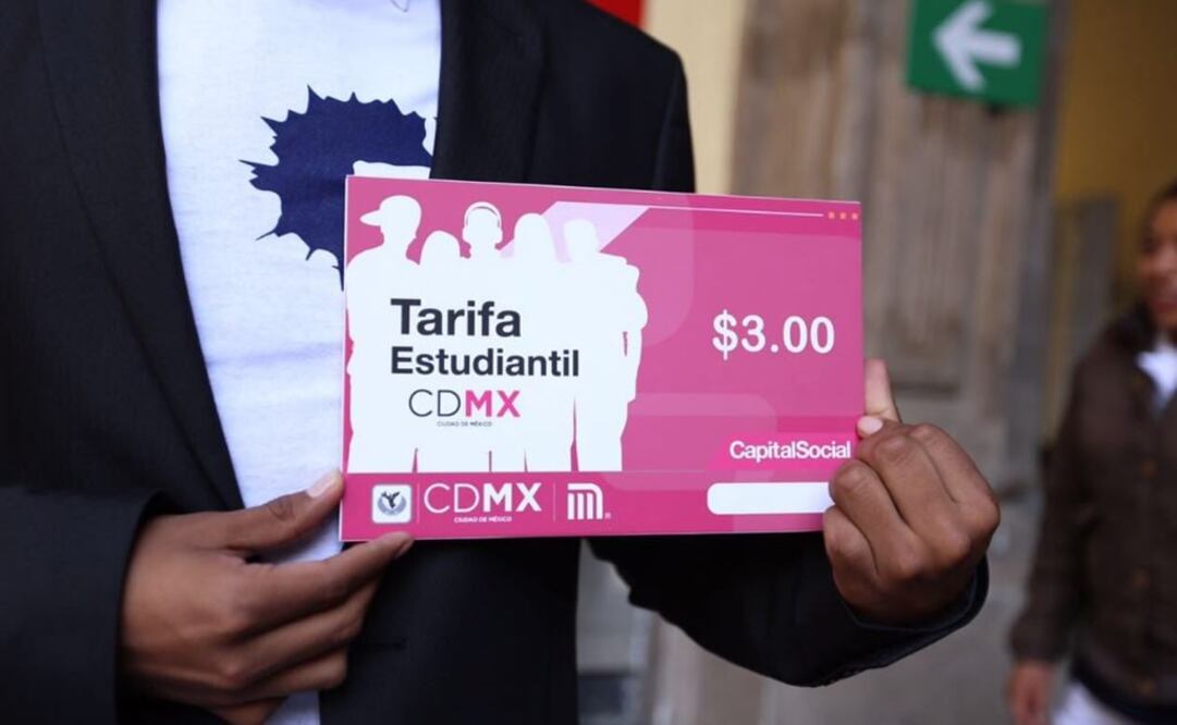 Universitarios reciben tarjetas de descuento para el Metro